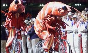 扮成大蝦的表演者騎車繞場表演，為奧運閉幕式助興 