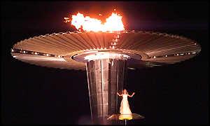 悉尼奧運聖火隨著13歲歌手韋伯斯特的歌聲漸漸熄滅 