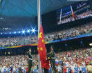 升國旗，唱《中華人民共和國國歌》