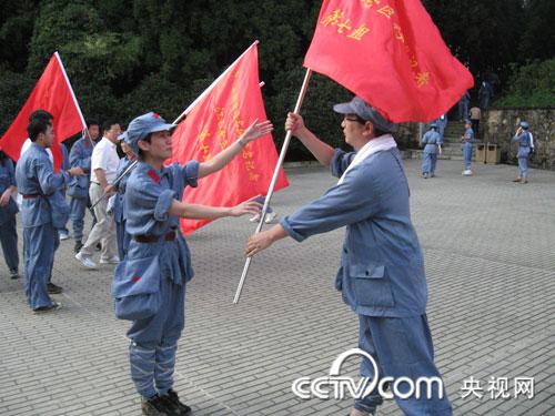 重走紅軍挑糧小道，接過手中