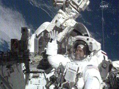 圖為美國宇航員雷克斯?瓦爾海姆在進行太空行。（圖片來自：NASA）