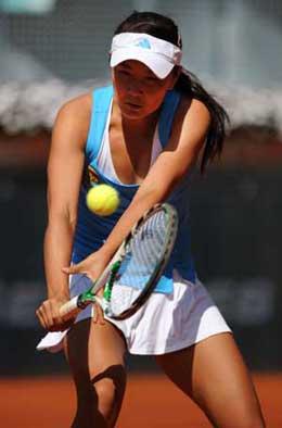 Peng Shuai of China returns the ball during the women's singles 2nd round match against Victoria Azarenka of Belarus at the Madrid Open tennis tournament in Madrid, Spain, May 13, 2009. Peng lost the match 0-2. (Xinhua/Chen Haitong)