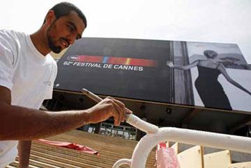 A worker makes final preparations in front of the Festival Palace in Cannes May 12, 2009. The 62nd Cannes Film Festival runs from May 13-24. (Xinhua/Reuters Photo)