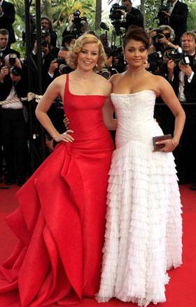 Indian actress Aishwarya Rai(R) and Dutch actress Doutzen Kroes arrive for the opening ceremony of the 62nd International Film Festival in Cannes, France, May 13, 2009. (Xinhua Photo)