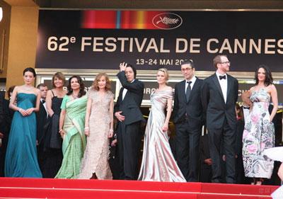 Feature film jury members pose at the opening ceremony of the 62nd Cannes International Film Festival in Cannes, France on May 13, 2009. [Photo: yule.sohu.com]