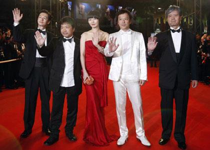 Director Kore-Eda Hirokazu (2nd L) poses on the red carpet with cast members Itao ItItzuji (2nd R), Arata (L), and Doo Na Bae (C), as they arrive for the screening of the film 