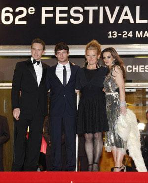 Director Andrea Arnold (2nd from R) poses with cast members (L) Michael Fassbender, Harry Treadaway and Kierston Wareing (R) as they arrive for the screening of the film "Fish Tank" at the 62nd Cannes Film Festival May 14, 2009. Twenty films compete for the prestigious Palme d'Or which will be awarded on May 24. (Xinhua/Reuters Photo)