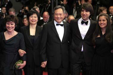 Director Ang Lee (C) and his wife Janice Lin (L2) have a group photo taken with US actors Demetri Martin (R2) and British actress Imelda Staunton (L) on the red carpet as they arrive for the screening of the film "Taking Woodstock" at the 62nd Cannes Film Festival in Cannes, France, May 16, 2009. "Taking Woodstock" competes with other 19 films for the prestigious Palme d'Or which will be awarded on May 24.(Xinhua/Zhang Yuwei)