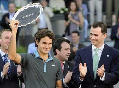 Roger Federer from Switzerland, left, displays his trophy from Spain's Crown Prince Felipe, right, after winning his match against Rafael Nadal from Spain, during the Madrid Open Tennis at the Caja Magica, Madrid, Sunday May 17, 2009.(AP Photo/Daniel Ochoa de Olza) 