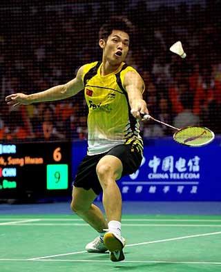 China's Lin Dan competes with Park Sung Hwan of South Korea during the men's singles match of the final at the 2009 Sudirman Cup World Team Badminton Championships in Guangzhou, capital of south China's Guangdong Province, on May 17, 2009. Lin won the match 2-0. (Xinhua/Li Gang)