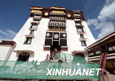 Photo taken on April 14, 2008 shows technicians repair a sleeper wall newly discovered in the Potala Palace in in Lhasa, capital of southwest China's Tibet Autonomous Region.　(Xinhua Photo)