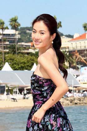 "Vengeance" star Michelle Ye poses for an interview with Chinese web portal sina.com on May 18 during the Cannes film festival. The actress said she is having fun there, getting up early every day to watch world-class movies and walking the red carpet for the screening of "Vengeance," the biggest and longest one she has ever seen. [Photo: sina.com]