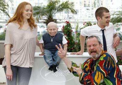 Director Terry Gilliam (2nd R) poses with cast members (L to R) Lily Cole, Verne Troyer and Andrew Garfield during a photocall for the film "The imaginarium of Doctor Parnassus" at the 62nd Cannes Film Festival May 22, 2009. (Xinhua/Reuters Photo)