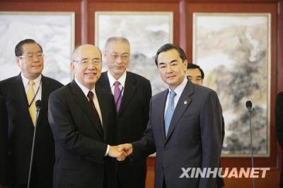 Kuomintang (KMT) Chairman Wu Poh-hsiung arrived Beijing Monday noon, beginning an eight-day visit on the mainland