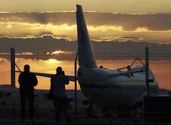 The sun rises over NASA's 747, standing to possibly ferry Space Shuttle Atlantis to Florida, at Edwards Air Force Base in California May 23, 2009. Rainstorms and clouds over Florida forced the space shuttle Atlantis to cancel its attempted homecoming for a second day on Saturday, and NASA said it would try to bring it back to Earth on Sunday.(Xinhua/Reuters Photo)