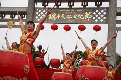 Actors perform traditional dance during the opening ceremony of a culture festival in Jiaxing, east China's Zhejiang Province, May 26, 2009, to celebrate the Chinese traditional Duanwu Festival which falls on May 28 this year. A culture festival with the theme of Duanwu folk custom was held here from May 26 to 30 in the city.(Xinhua Photo)