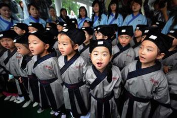 Children recite Lisao, a long poem of patriotism by Qu Yuan, , the venerable patriotic poet of the Chu State in the Warring States Period (476 - 221 BC), during a commemorative ceremony for Qu Yuan, in Wuhan, capital of central China's Hubei Province, May 28, 2009. (Xinhua Photo)