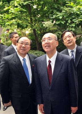 Kuomintang (KMT) Chairman Wu Poh-hsiung (R, front) visits the memorial hall of Lien Heng in Hangzhou, capital of east China's Zhejiang Province, May 30, 2009. (Xinhua/Wang Dingchang)