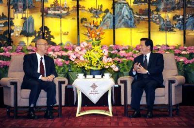 Liang Baohua (R), chief of the Jiangsu Provincial Committee of the Communist Party of China, meets with Chinese Kuomintang (KMT) Chairman Wu Poh-hsiung in Nanjing, capital of east China's Jiangsu Province, May 30, 2009.(Xinhua/Han Yuqing)