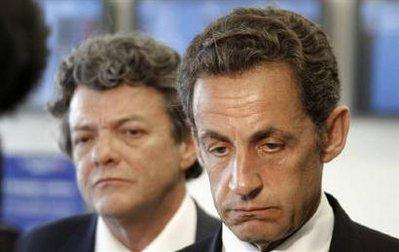 France's President Nicolas Sarkozy (R) and transport minister Jean-Louis Borloo speak at the crisis center at Charles de Gaulle airport near Paris June 1, 2009.REUTERS/Guillaume Baptiste