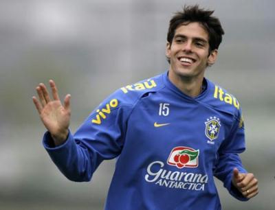 Brazil's Kaka runs as he waves during a soccer training session in Teresopolis near Rio de Janeiro June 2, 2009. Brazil will play against Uruguay and Paraguay in a World Cup 2010 qualifying soccer match on June 6 and 10 respectively.  (Xinhua/Reuters Photo)
