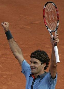 Switzerland's Roger Federer reacts as he defeats France's Gael Monfils during their quarterfinal match of the French Open tennis tournament at the Roland Garros stadium in Paris, Wednesday June 3, 2009. (AP Photo/Lionel Cironneau) 