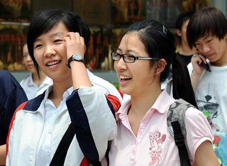 Students from Zhonghua Middle School in Nanjing, South China's Jiangsu province, walk out the examination room after the morning exam on Sunday. China's national college entrance exam kicked off on June 7th.(Xinhua Photo)