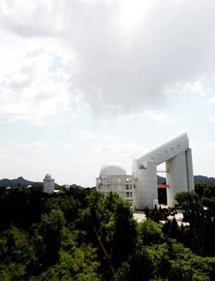 The undated file photo shows the exterior of the Large Sky Area Multi-Object Fiber Spectroscopy Telescope (LAMOST) in Xinglong, Hebei Province, north China. The LAMOST of the Xinlong Station of National Astronomical Observatories under Chinese Academy of Sciences passed the national examination on June 4. The telescope with a reflecting Schmidt corrector MA and a spherical primary mirror MB is the largest of its kinds in the world. The size of MB is 6.67m x 6.05m, while that of MA is 5.72m x 4.40m, and the effective aperture in diameter is 3.6m-4.9m. The LAMOST will be able to observe 4,000 astronomical spectrum during a period of 1.5 hours in a single night.(Xinhua photo)