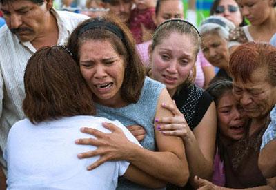 Relatives of the children who died during a fire at a daycare center cried at their burial at a cemetery in Hermosillo, in the Mexican state of Sonora June 6, 2009. (Xinhua/AFP Photo)