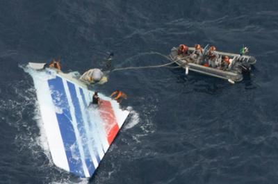 A handout picture from the Brazilian Air Force shows Brazilian Navy divers recovering a huge part of the rudder of the Air France Airbus A330 out of the Atlantic Ocean, some 745 miles (1,200 km) northeast of Recife.(Xinhua/Brazilian Air Force/Handout)