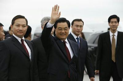 Chinese President Hu Jintao (2nd L) arrives in Jekaterinburg, Russia, on June 14, 2009, for a summit of the Shanghai Cooperation Organization (SCO) and a meeting of BRIC countries, namely Brazil, Russia, India and China.(Xinhua/Lu Jinbo)