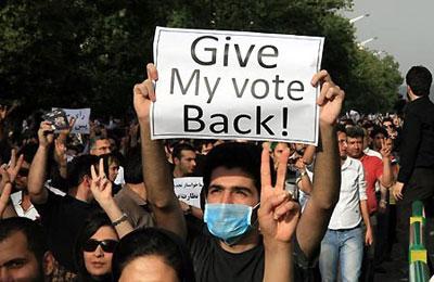 A supporter of Iran's former Prime Minister Mousavi holds a slogan during a rally in Tehran, capital of Iran, June 15, 2009. (Xinhua Photo)