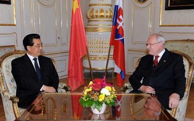 Visiting Chinese President Hu Jintao (L) meets with Slovakian President Ivan Gasparovic for talks in Bratislava, capital of Slovakia June 18, 2009.(Xinhua Photo)