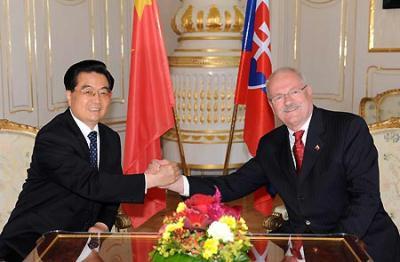 Visiting Chinese President Hu Jintao (L) meets with Slovakian President Ivan Gasparovic for talks in Bratislava, capital of Slovakia June 18, 2009.(Xinhua Photo)