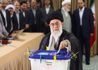 Iran's supreme leader Ayatollah Ali Khamenei casts ballot in the presidential election at a polling station in Tehran June 12, 2009. Iran held presidential election on June 12. (Xinhua Photo)