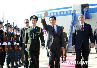 Chinese President Hu Jintao (2nd R) arrives at Zagreb, capital of Croatia, June 19, 2009, as he is welcomed by Croatian President Stjepan Mesic (1st R). Hu arrived in Zagreb Friday for a state visit to strengthen the comprehensive cooperative partnership between the two nations.(Xinhua Photo)