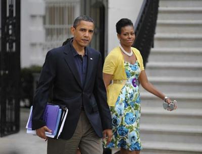 U.S. President Barack Obama and First Lady Michelle Obama walk to board the Marine One helicopter on the South Lawn at the White House in Washington, DC, en route to Andrews Air Force Base to leave for Russia.(Xinhua/Zhang Yan)