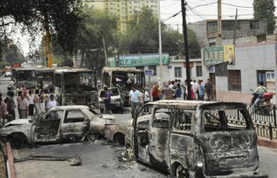 Vehicles set on fire and destroyed in Sunday night's riot are seen on Beiwan Street in Urumqi, capital of northwest China's Xinjiang Uygur Autonomous Region, July 6, 2009.(Xinhua/Shen Qiao)