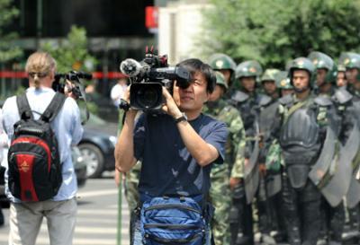 Overseas journalists work in Urumqi, capital of northwest China's Xinjiang Uygur Autonomous Region, July 8, 2009.(Xinhua/Xu Liang)
