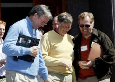 Eric Schmidt (L) CEO of Google, Bill Gates former CEO of Microsoft and Nathan Myhrvold of Intellectual Ventures (R) talk outside the Sun Valley Inn in Sun Valley, Idaho July 9, 2009. Google has announced the Chrome operating system to compete with Microsoft Windows. The resort is the site for the annual Allen & Co's media and technology conference.(Xinhua/Reuters Photo)