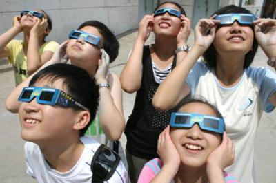 Children simulate to view solar eclipse with goggles as a preparation for the coming one on July 22, in north China's Tianjin, July 19, 2009. A total solar eclipse will be seen on July 22 in the area along the Yangtze River in central China, while a partial solar eclipse could be seen in Beijing, capital of China, and Tianjin. (Xinhua/Li Xiang)