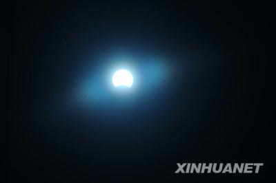 Total insolar eclipse is seen southwest China's Chongqing Municipality, on July 22, 2009.(Xinhua/Zhou Hengyi)