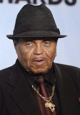 Joe Jackson, the father of deceased pop star Michael Jackson, poses for photographers backstage at the BET Awards '09 in Los Angeles June 28, 2009.(Xinhua/Reuters, File Photo)