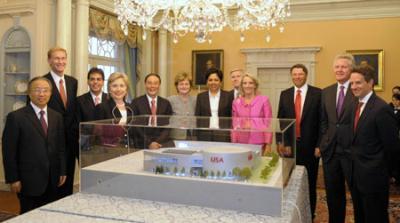 Chinese Vice Premier Wang Qishang(L5), Chinese State Councilor Dai Bingguo(L1), U.S. State Secretary Hillary Clinton (L4) and U.S. Treasury Secretary Timothy Geithner(R1) unveil the model of the U.S. National Pavilion for the 2010 Shanghai World Expo at the U.S. State Department in Washington, July 27, 2009. (Xinhua/Zhang Yan) 