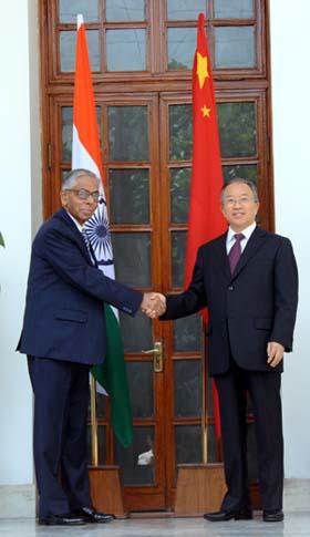 Chinese State Councilor Dai Bingguo (R), special representative of China in the China-India Boundary Talks, shakes hands with Indian special representative, National Security Advisor to the Prime Minister M. K. Narayanan, in New Delhi, on Aug. 7, 2009. The 13th round of China-India Boundary Talks kicked off here on Friday. (Xinhua/Wu Qiang) 