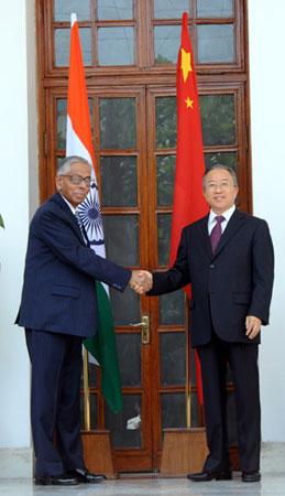 Chinese State Councilor Dai Bingguo (R), special representative of China in the China-India Boundary Talks, shakes hands with Indian special representative, National Security Advisor to the Prime Minister M. K. Narayanan, in New Delhi, on Aug. 7, 2009. The 13th round of China-India Boundary Talks kicked off here on Friday. (Xinhua/Wu Qiang)