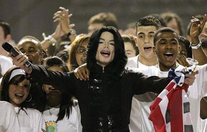 U.S. pop star Michael Jackson performs "We are the World" during the World Music Awards at Earl's Court in London November 15, 2006. (Xinhua/Reuters file photo)