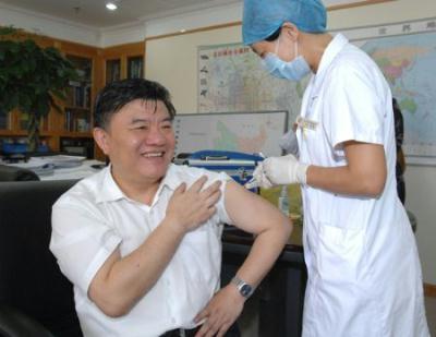 China's Health Minister Chen Zhu receives his second inoculation of the country's A/H1N1 flu vaccine. Chen received the first shot in China on July 22.(Photo Source: moh.gov.cn)