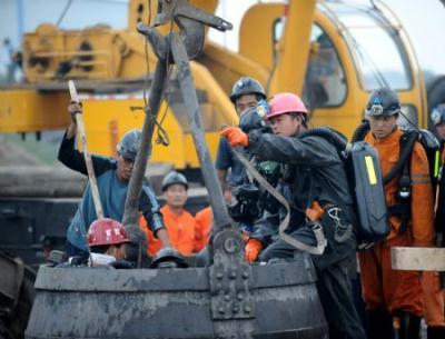 Rescuers get ready to get into the well to search for survivors at the site of the gas blast in Heshun County in Jinzhong City, north China's Shanxi Province, on Aug. 25, 2009. Rescuers on Tuesday recovered the bodies of three workers missing since a gas blast took place here at the entrance of a mine shaft under construction at the Xingguang Coal Industry Co. Ltd at about 11:10 a.m. Monday, bringing the death toll to 14. The rescue headquarters called off the 32-hour rescue operation after the bodies were lifted to the ground at 7:20 p.m.. (Xinhua/Yan Yan)