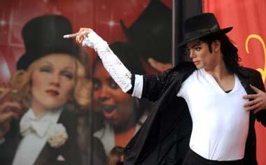 The wax figure of late pop star Michael Jackson is unveiled at Madame Tussauds in Hollywood, California August 27, 2009.(Xinhua/AFP Photo)